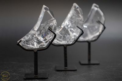 Bergkristal maan op standaard facet geslepen