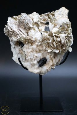 Mica met zwarte toermalijn op standaard  1.10kg