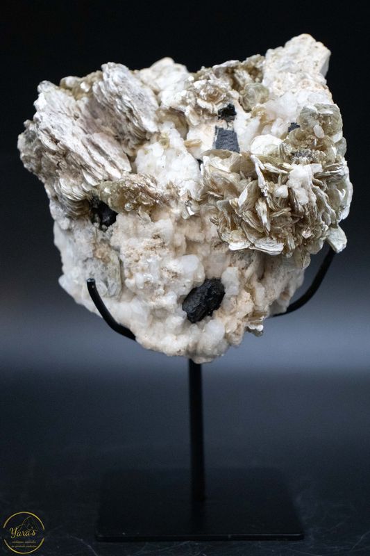 Mica met zwarte toermalijn op standaard  1.10kg