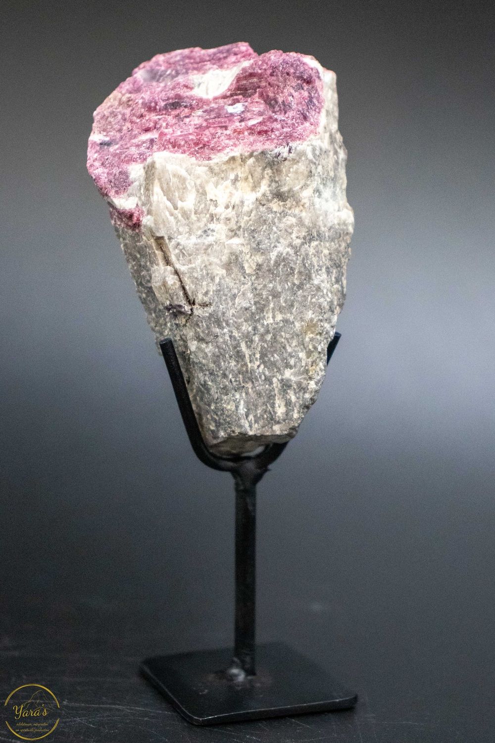 Roze Toermalijn met blauwe albiet op standaard 128 gram