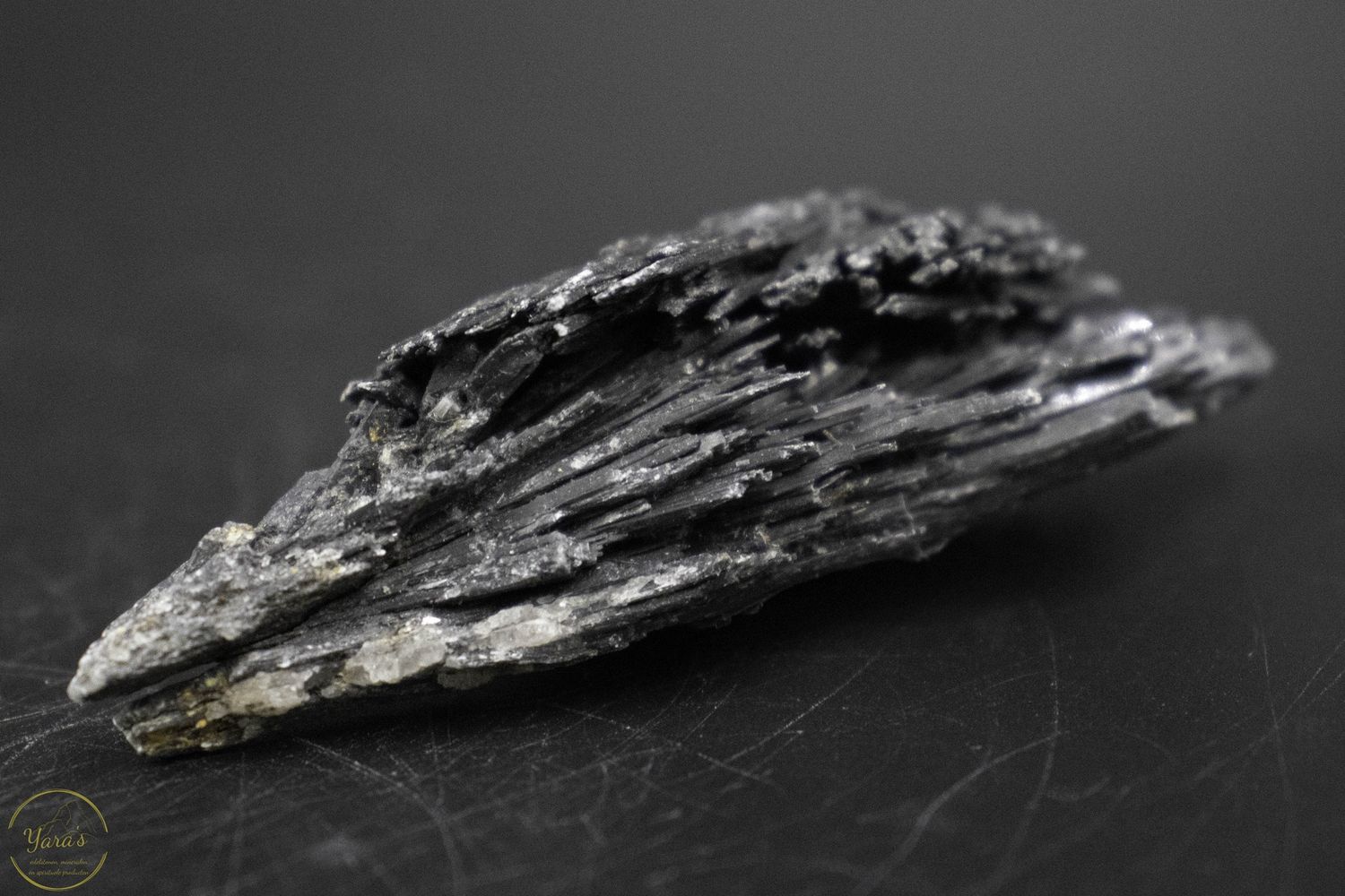 Ruwe zwarte Kyaniet 54 gram