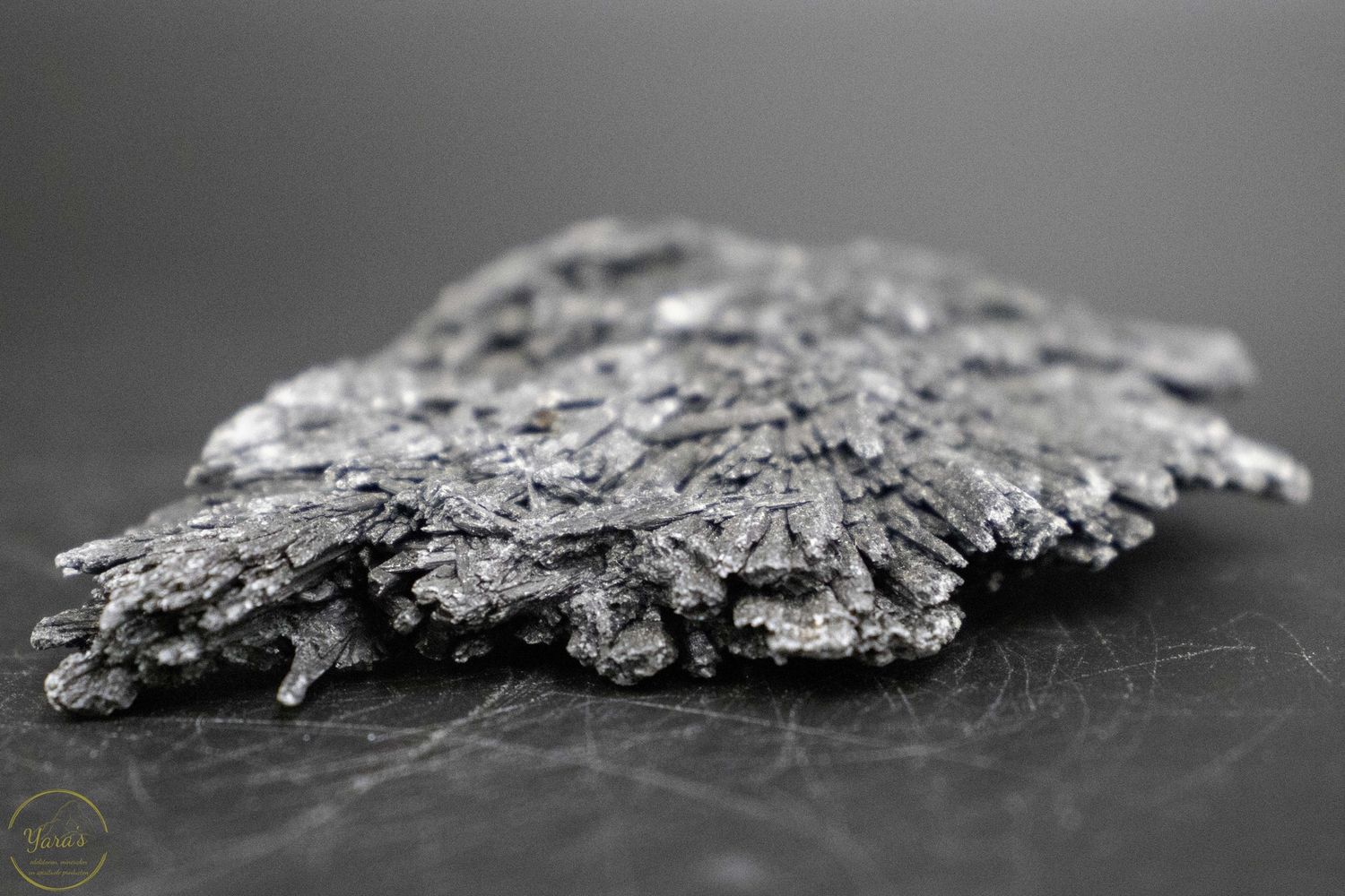 Ruwe zwarte Kyaniet 92 gram