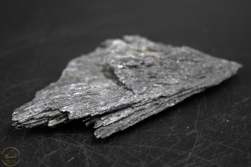 Ruwe zwarte Kyaniet  52 gram