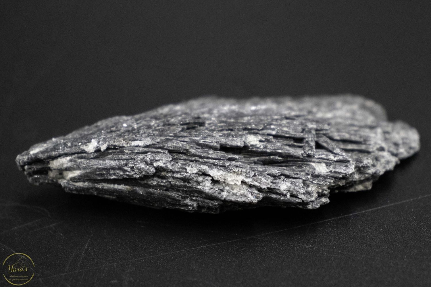 Ruwe zwarte Kyaniet 52 gram