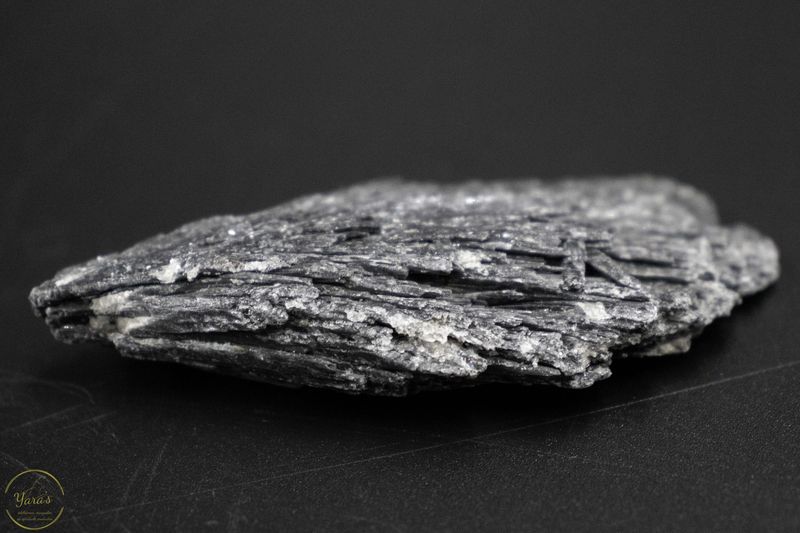 Ruwe zwarte Kyaniet 52 gram