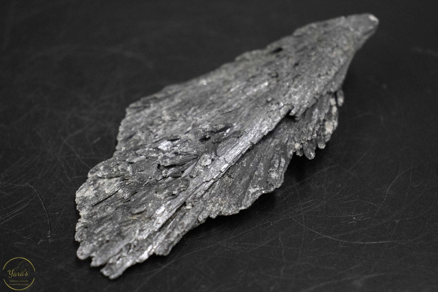 Ruwe zwarte Kyaniet 72 gram