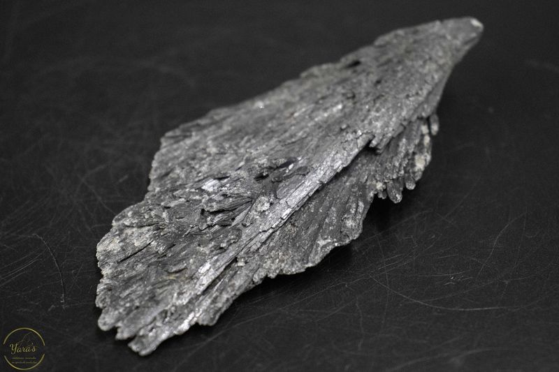 Ruwe zwarte Kyaniet 72 gram