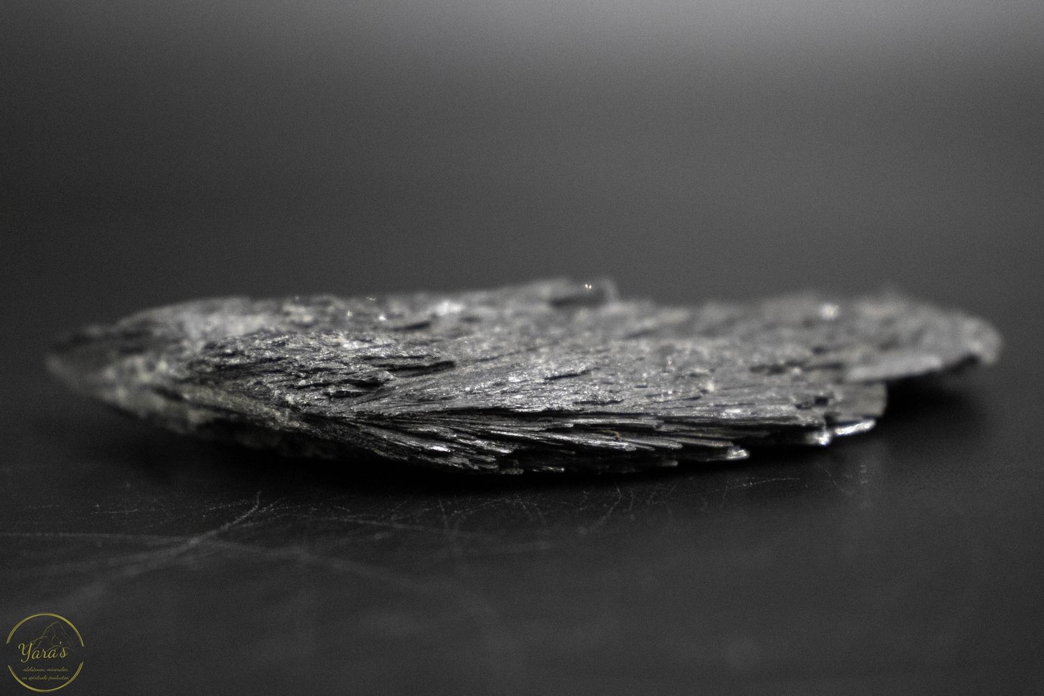 Ruwe zwarte Kyaniet 48 gram