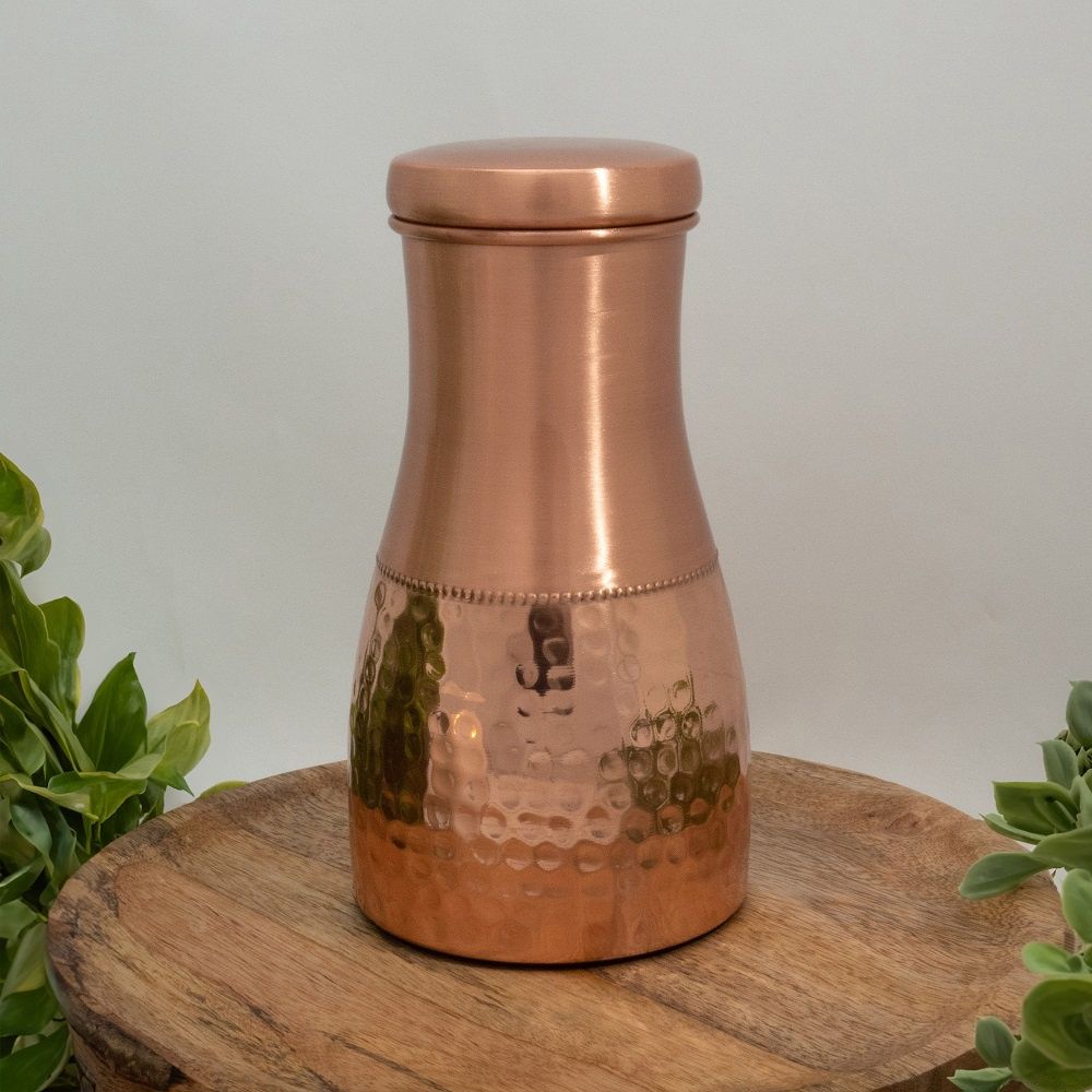 Koperen karaf half gehamerd met dop ± 950 ml