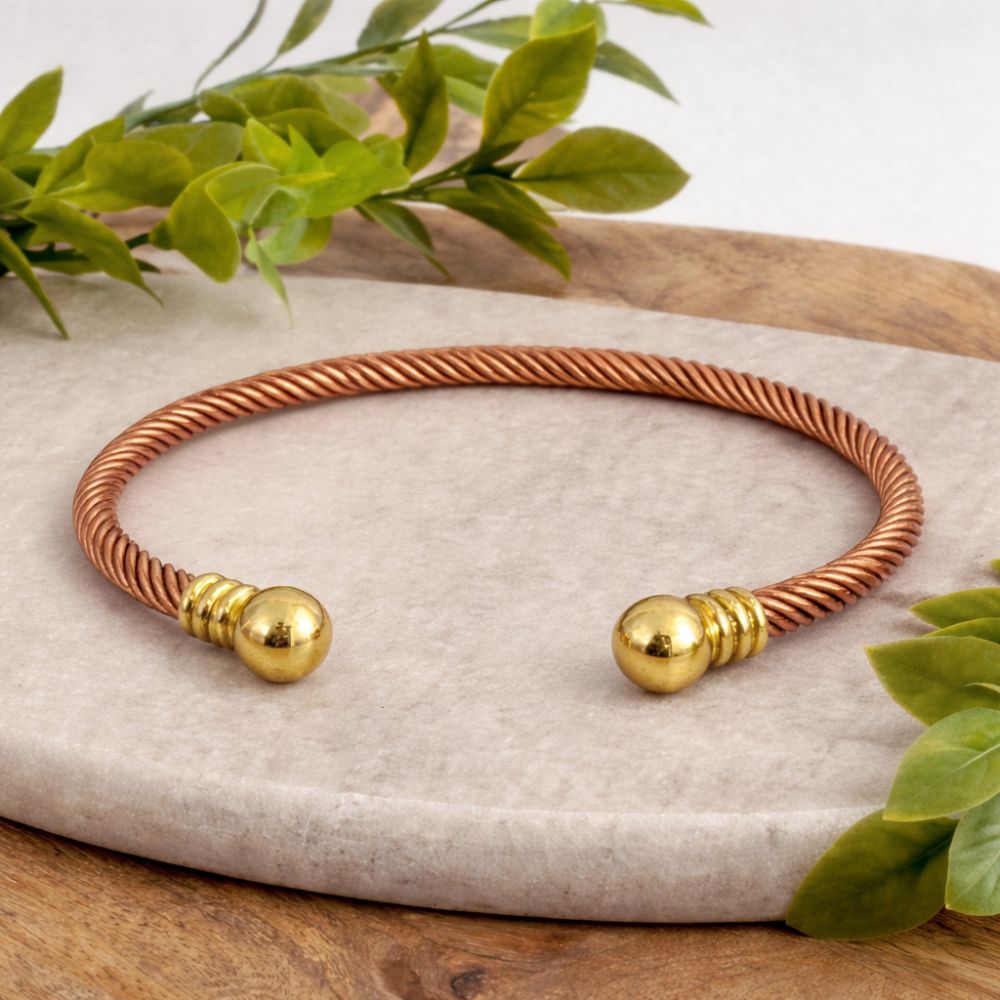 Koperen met messing gevlochten klemarmband met eindbolletjes