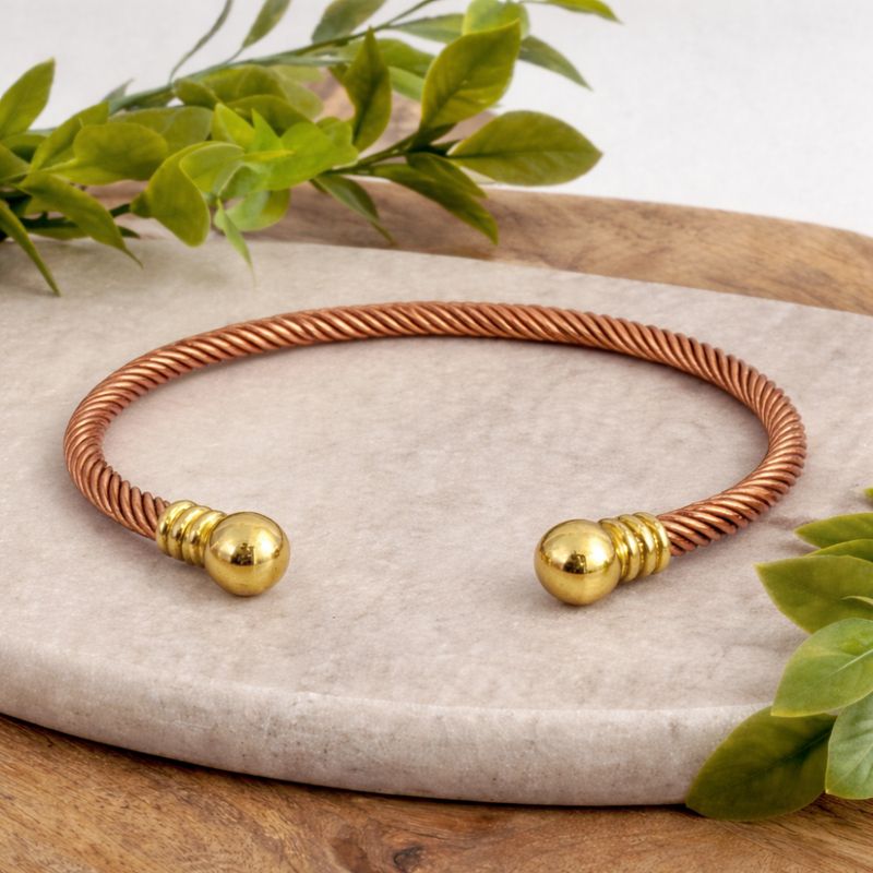 Koperen met messing gevlochten klemarmband met eindbolletjes