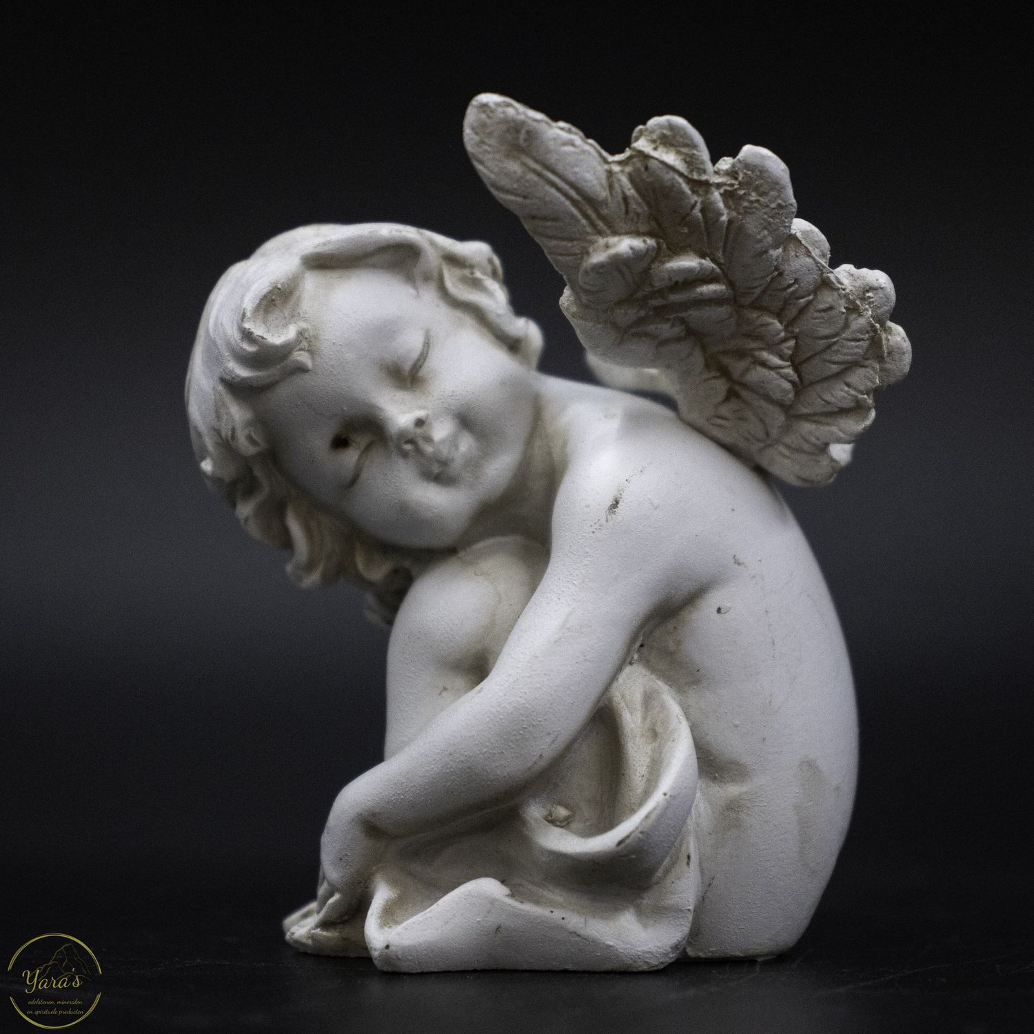 Engel buigend met gesloten ogen links