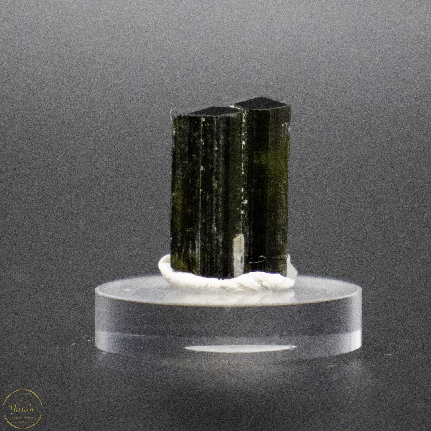Groene Toermalijn/Verdeliet 1.63 gram op sokkel - Gilgit, Pakistan