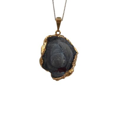 Hanger chalcedoon roos met vergulde rand - 11.23 gram
