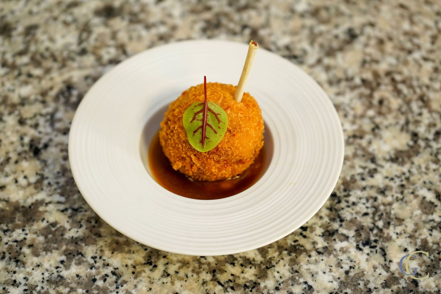 Cromesqui de volaille au poivre de Sichuan, coeur de pommes sautées, jus court