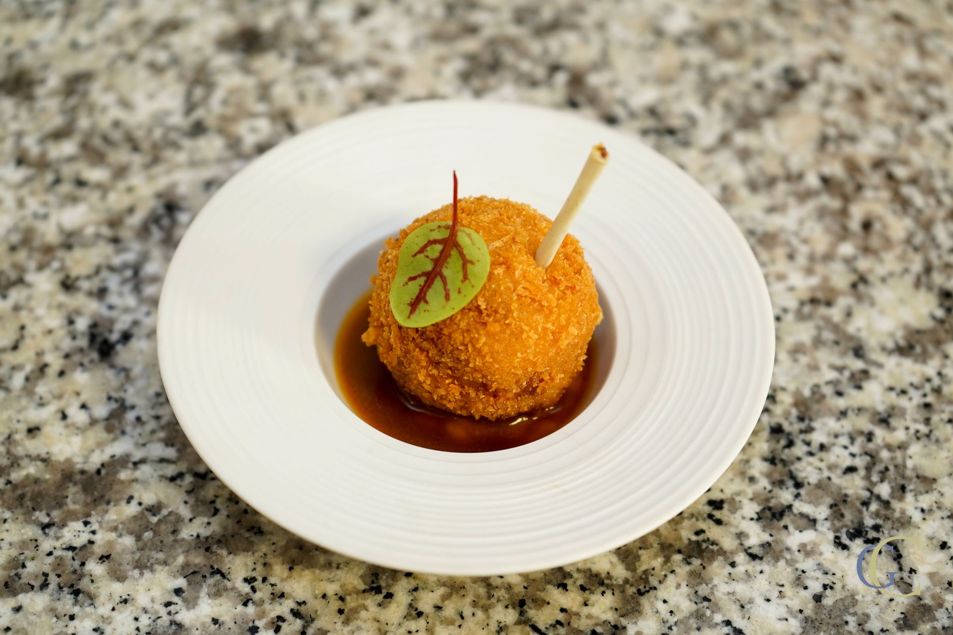 Cromesqui de volaille au poivre de Sichuan, coeur de pommes sautées, jus court