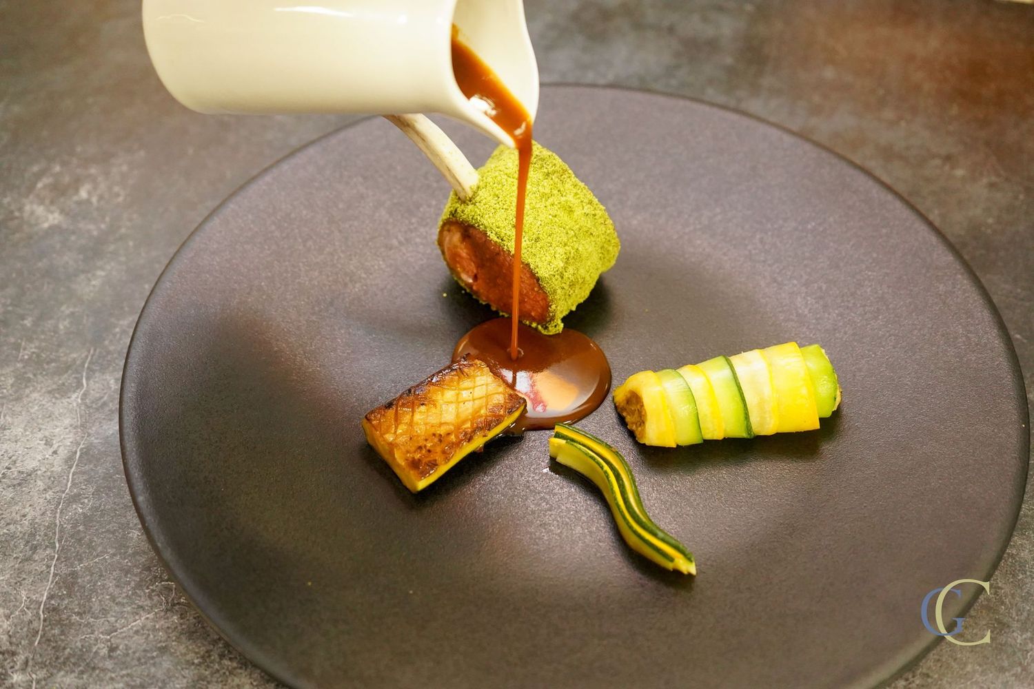 Carré d'agneau en croûte d'herbes, amandes et courgettes