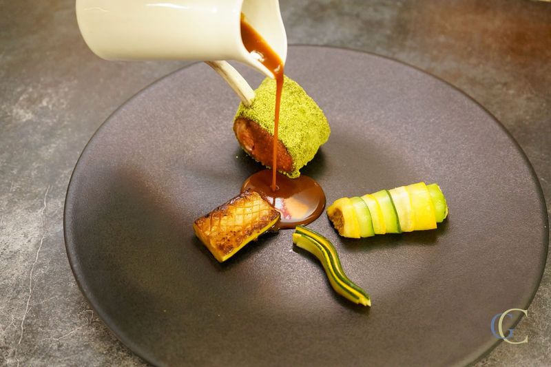 Carré d'agneau en croûte d'herbes, amandes et courgettes