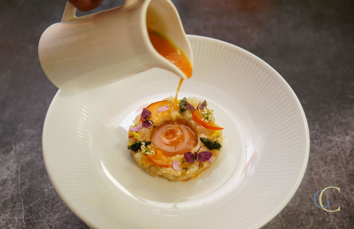 Tartare de loup, pêche & condiment grillé