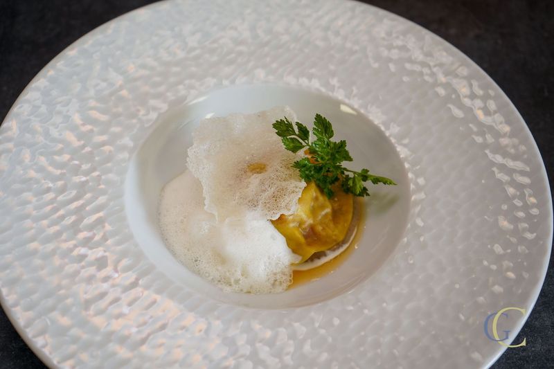 Rougail saucisse en raviole, velouté de lentilles de Cilaos, huile de piment rouge