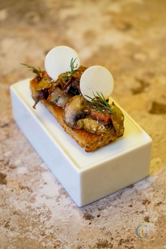 Pain frit au beurre, lardons de volaille fumée, champignons, parmesan