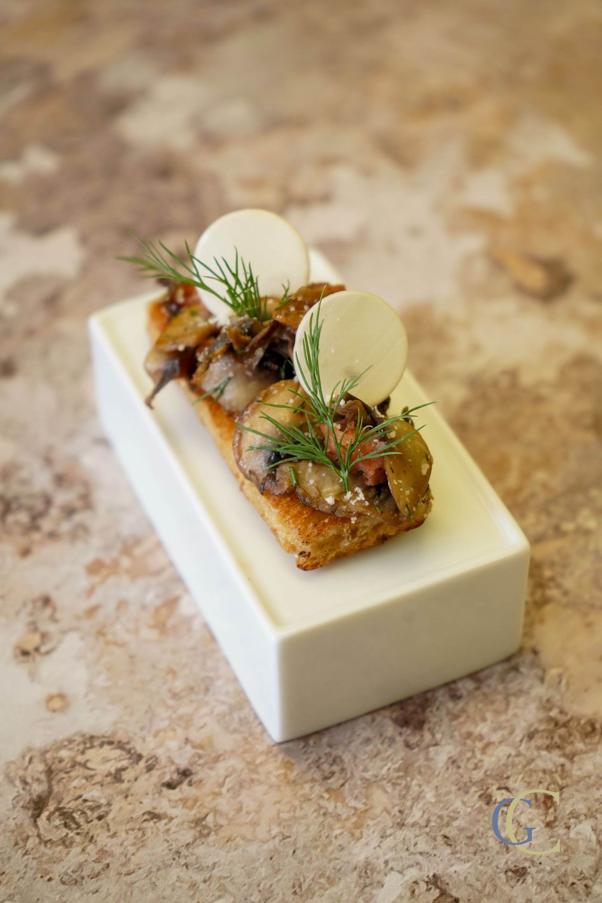 Pain frit au beurre, lardons de volaille fumée, champignons, parmesan