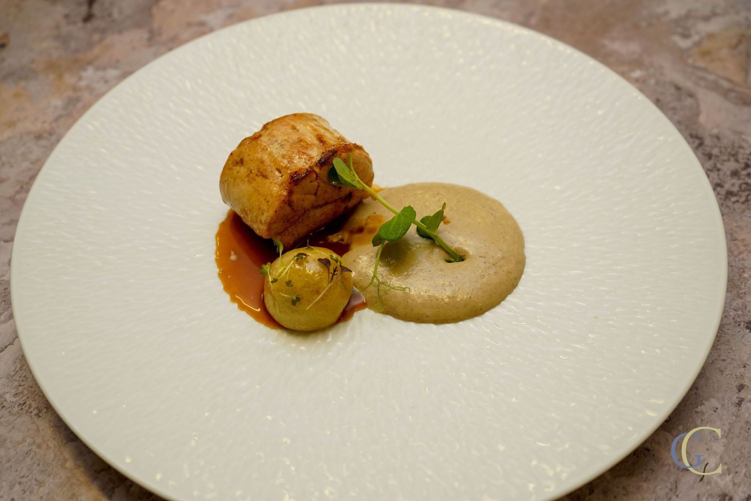 Filet de volaille, brioche vapeur, espumas de champignons, jus réduit