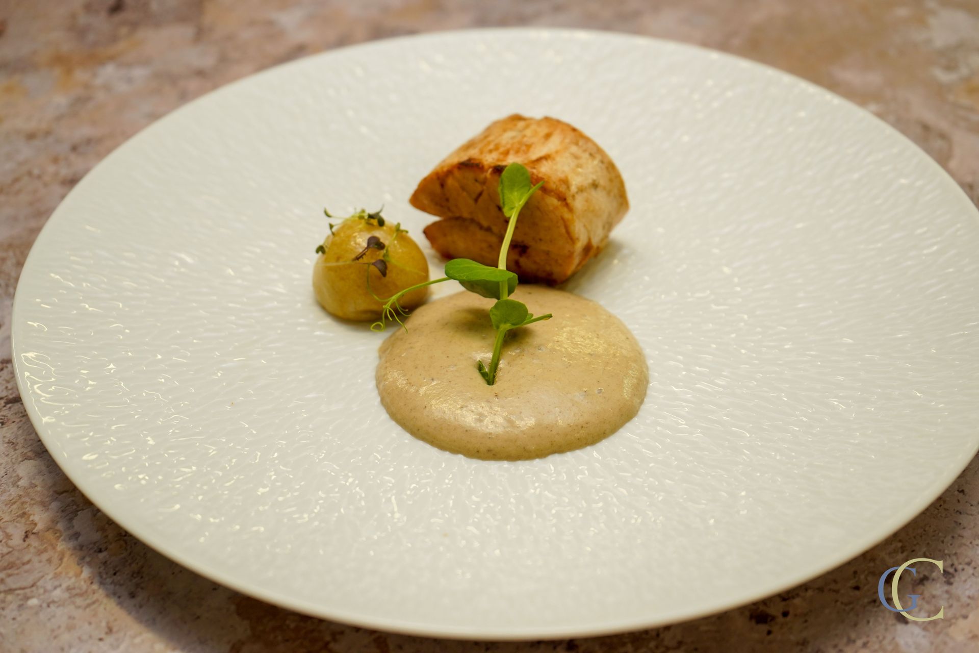 Filet de volaille, brioche vapeur, espumas de champignons, jus réduit