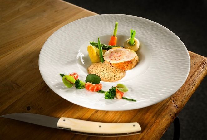 Suprême de poulet aux écrevisses, coulis de carcasse au cognac, légumes printaniers