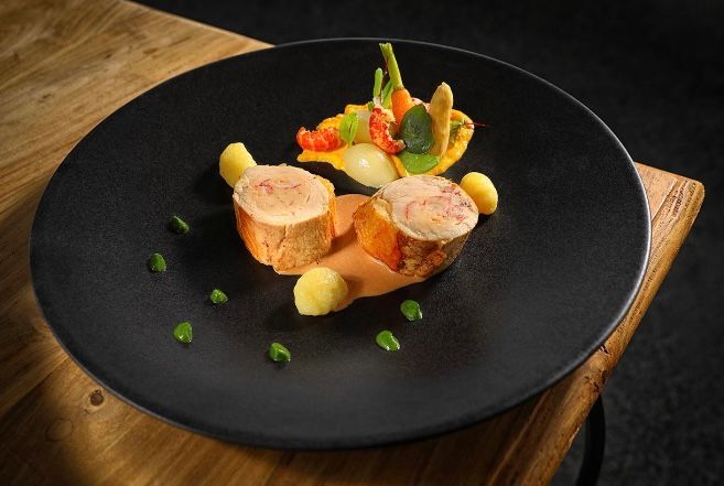 Suprême de poulet aux écrevisses, coulis de carcasse au cognac, légumes printaniers