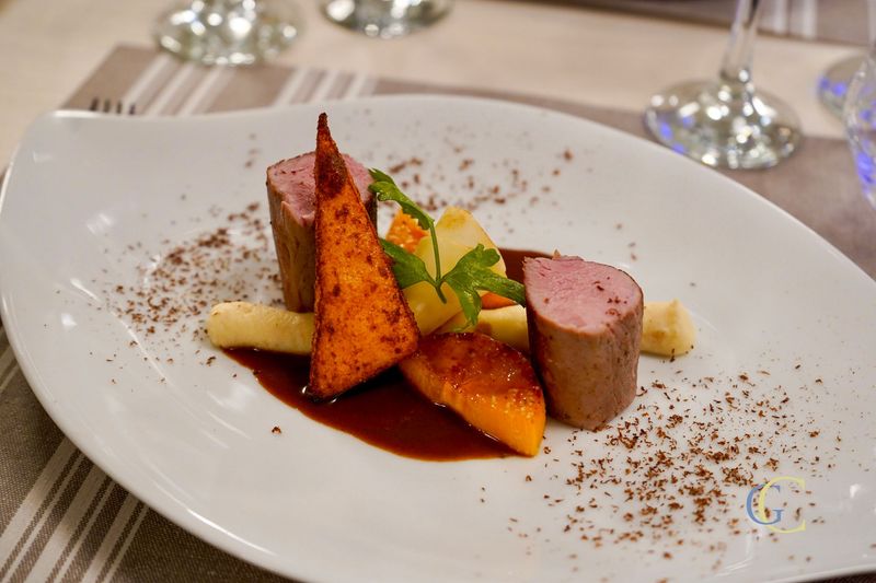 Dos de sanglier, celeri-boule, kaki-caramelisé, sauce poivrade au cacao