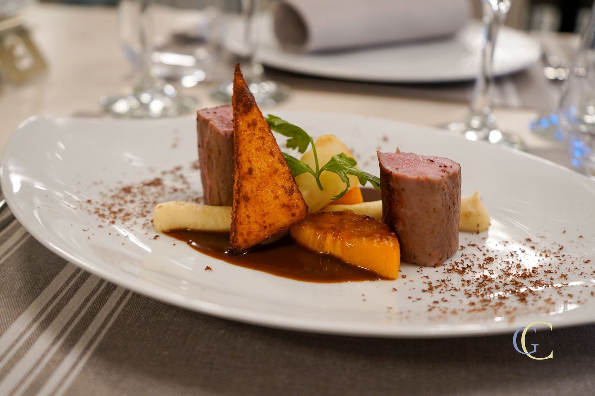 Dos de sanglier, celeri-boule, kaki-caramelisé, sauce poivrade au cacao