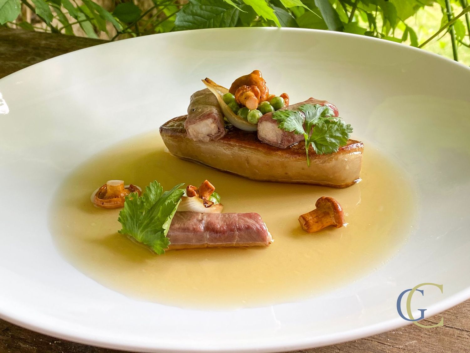 Escalope de foie gras de canard, cannellonis de magret à l'anguille fumé, bouillon de carcasse