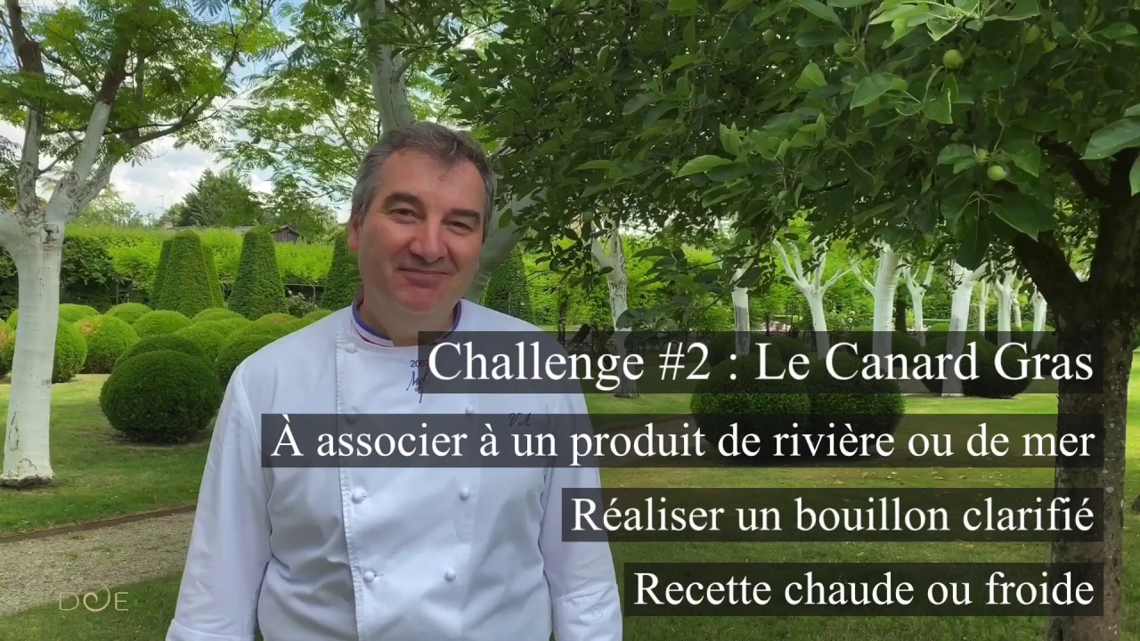 Escalope de foie gras de canard, cannellonis de magret à l'anguille fumé, bouillon de carcasse