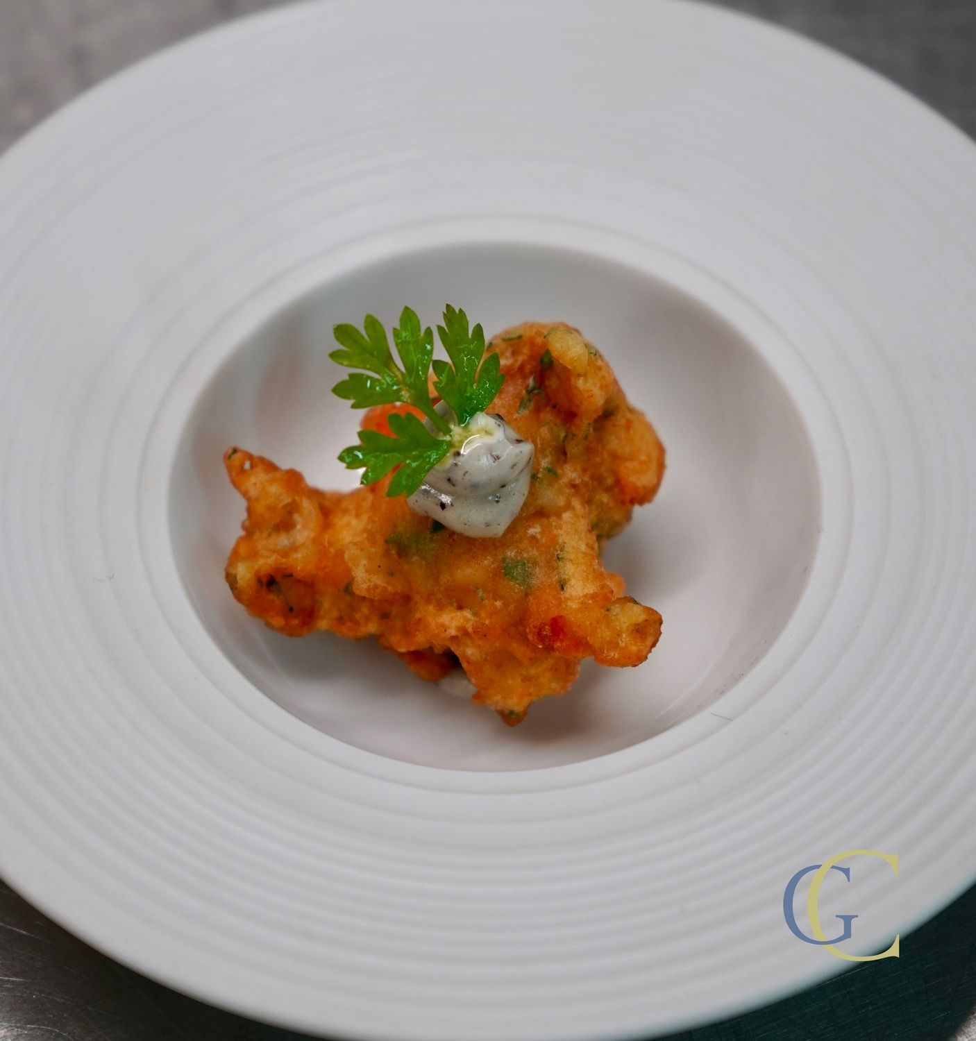 Tempura d'acra de corail de saint Jacques, condiment truffe