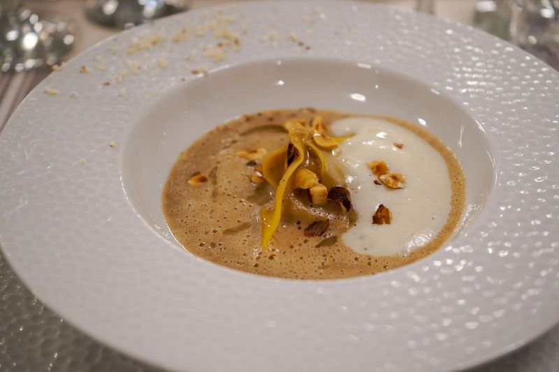 Crème de châtaignes grillées, ravioles de foie gras de canard et noisettes