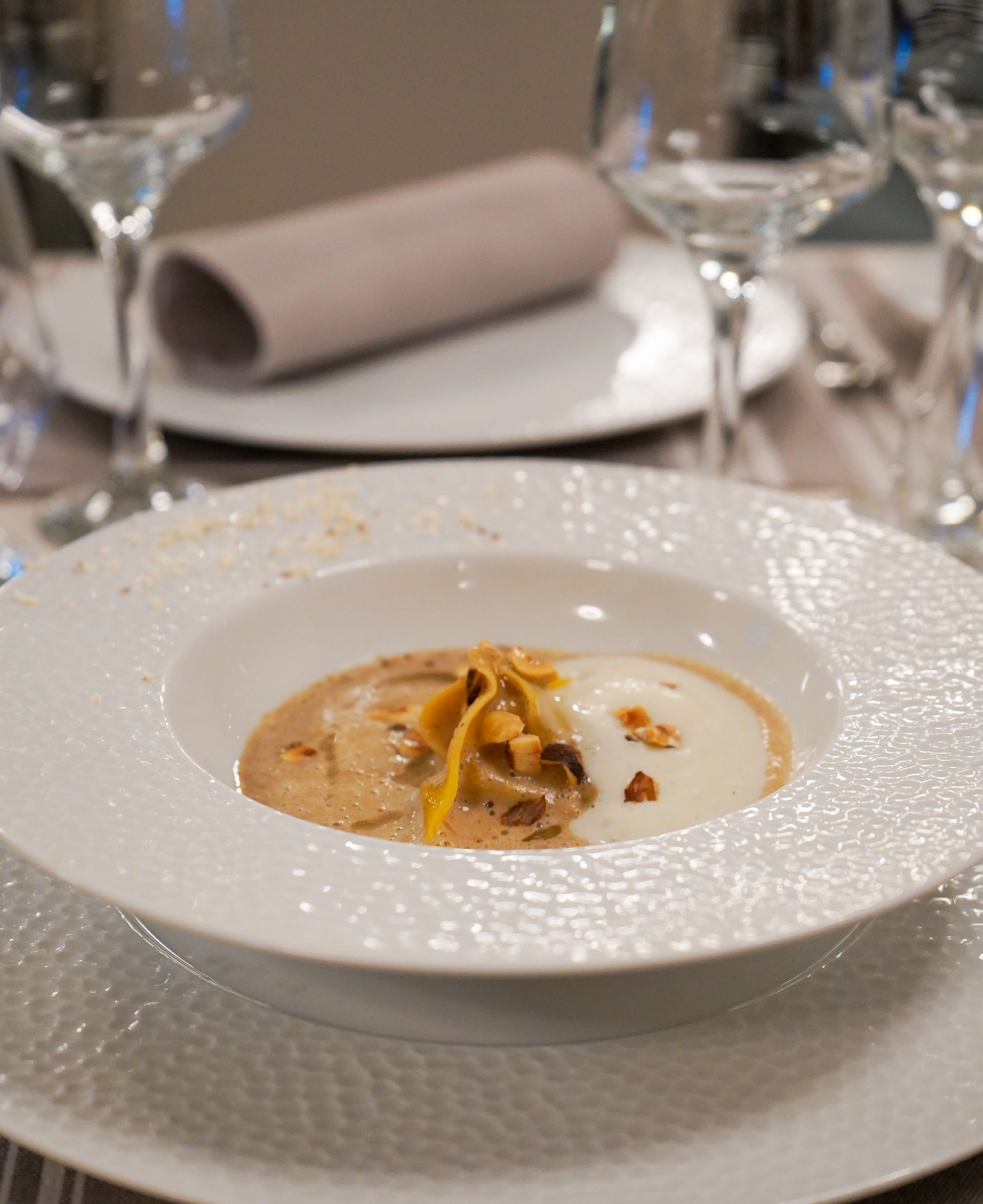 Crème de châtaignes grillées, ravioles de foie gras de canard et noisettes