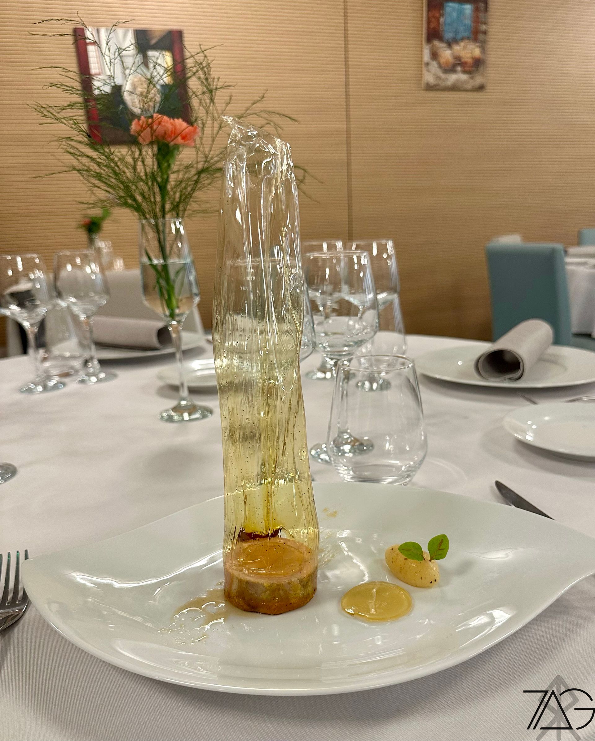 Foie gras du Périgord cuit dans un bouillon à la vanille, voile de caramel, compote de pomme poivrées