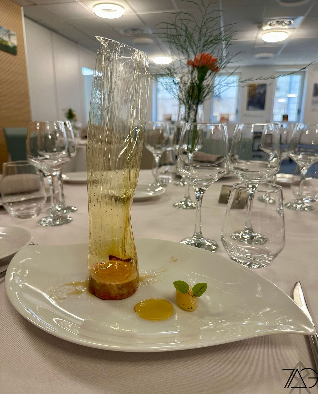 Foie gras du Périgord cuit dans un bouillon à la vanille, voile de caramel, compote de pomme poivrées
