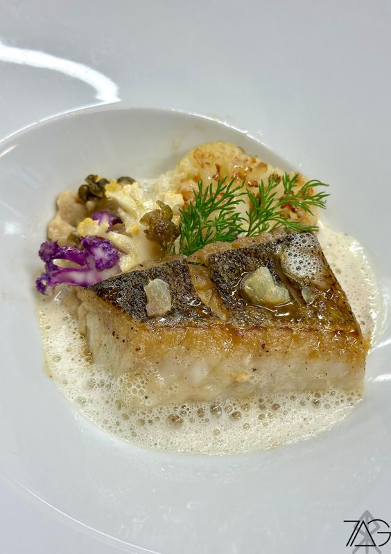 Sandre doré sur la peau, déclinaison de choux fleurs, câpres frites, écume de beurre noisette