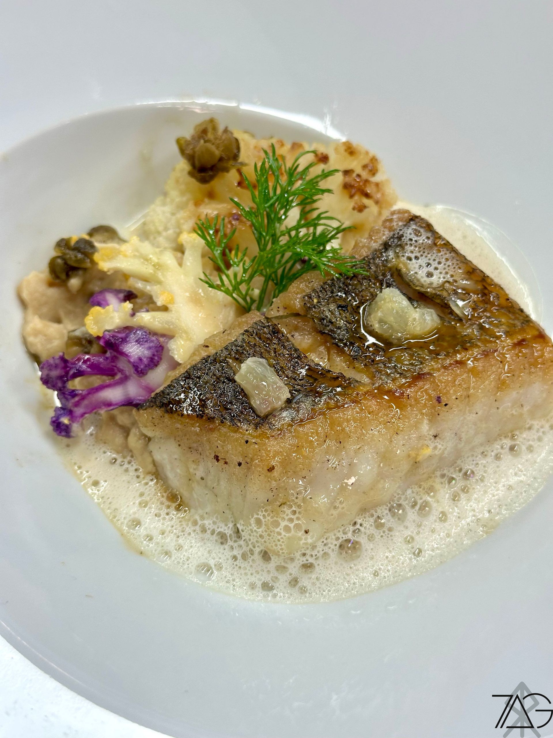 Sandre doré sur la peau, déclinaison de choux fleurs, câpres frites, écume de beurre noisette