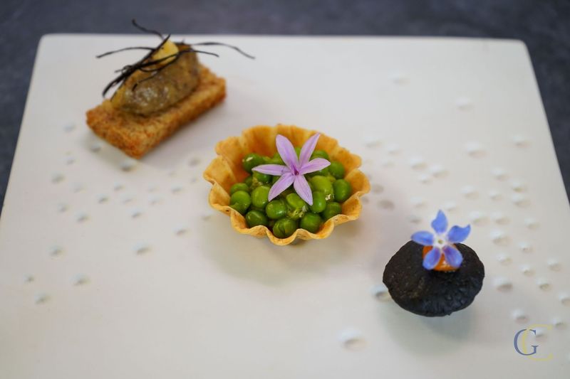 Caviar d'aubergine fumée - Coussin noir et crème de fêta citronnée - Tartelette piment d'Espelette et petit pois