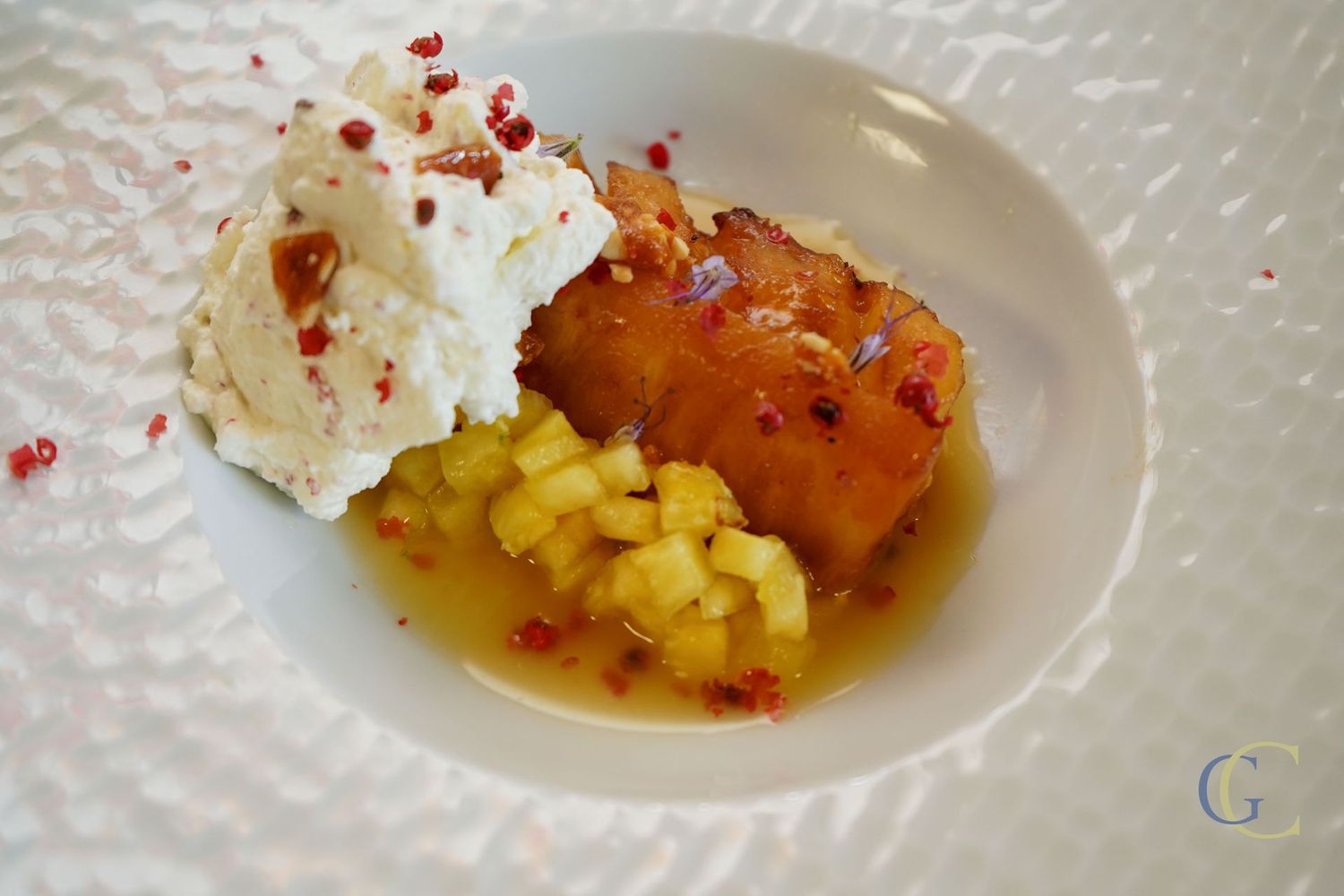 Ananas flambé au rhum vieux, chantilly baie rose, combava, pistache