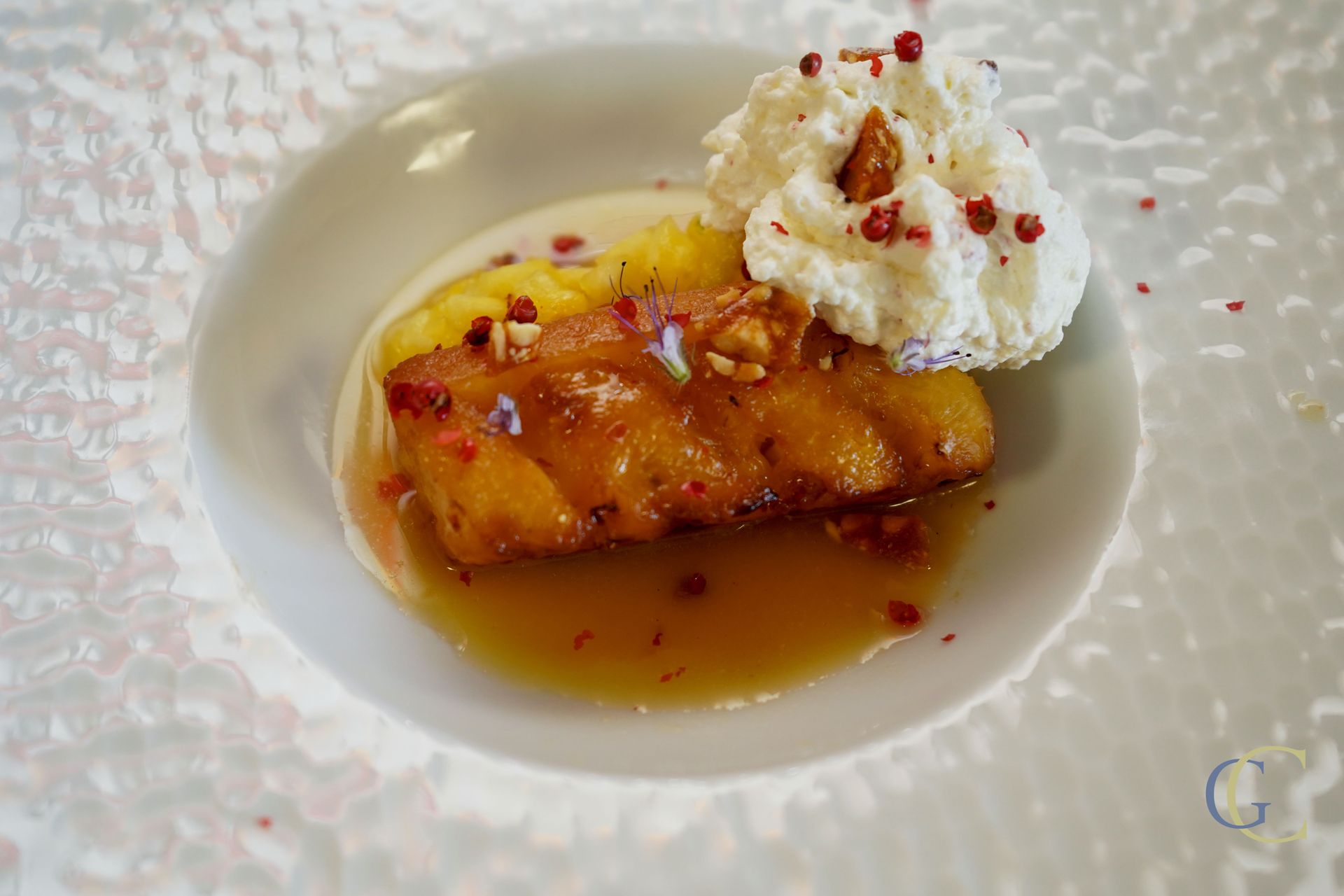 Ananas flambé au rhum vieux, chantilly baie rose, combava, pistache