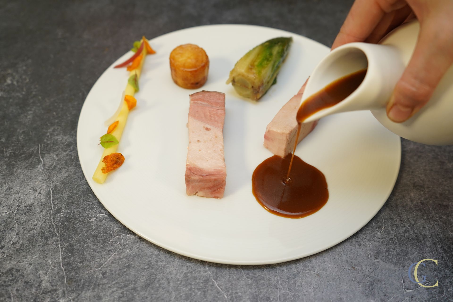 Carré de cochon fermier poêlé, servi rosé, légumes de saison, sucrine en Choisy