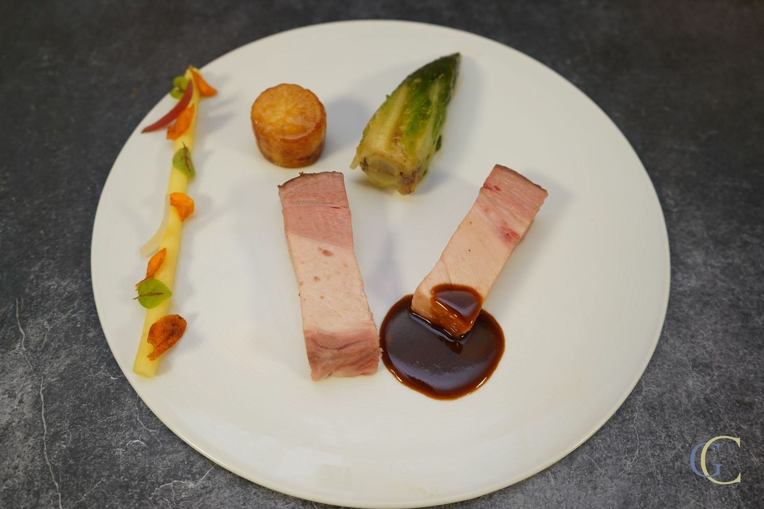 Carré de cochon fermier poêlé, servi rosé, légumes de saison, sucrine en Choisy