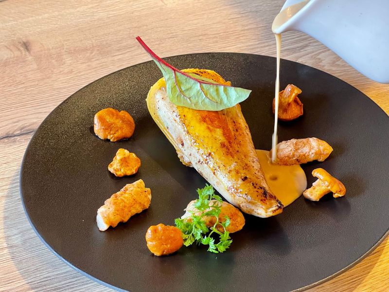 Suprême de volaille aux herbes, crémeux de langoustines, girolles sautées.