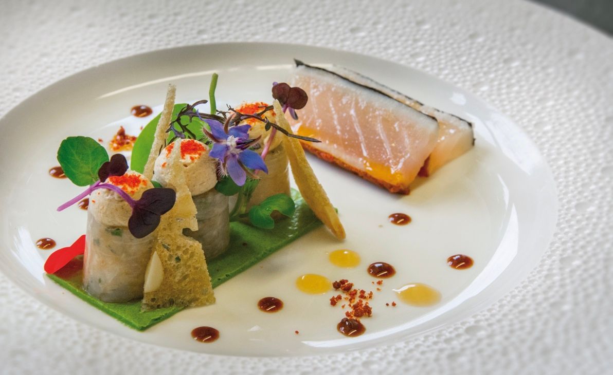 Daurade royale en deux textures, dos au satay et ventre en tartare, mousseline de crustacés et crème fouettée au cresson.