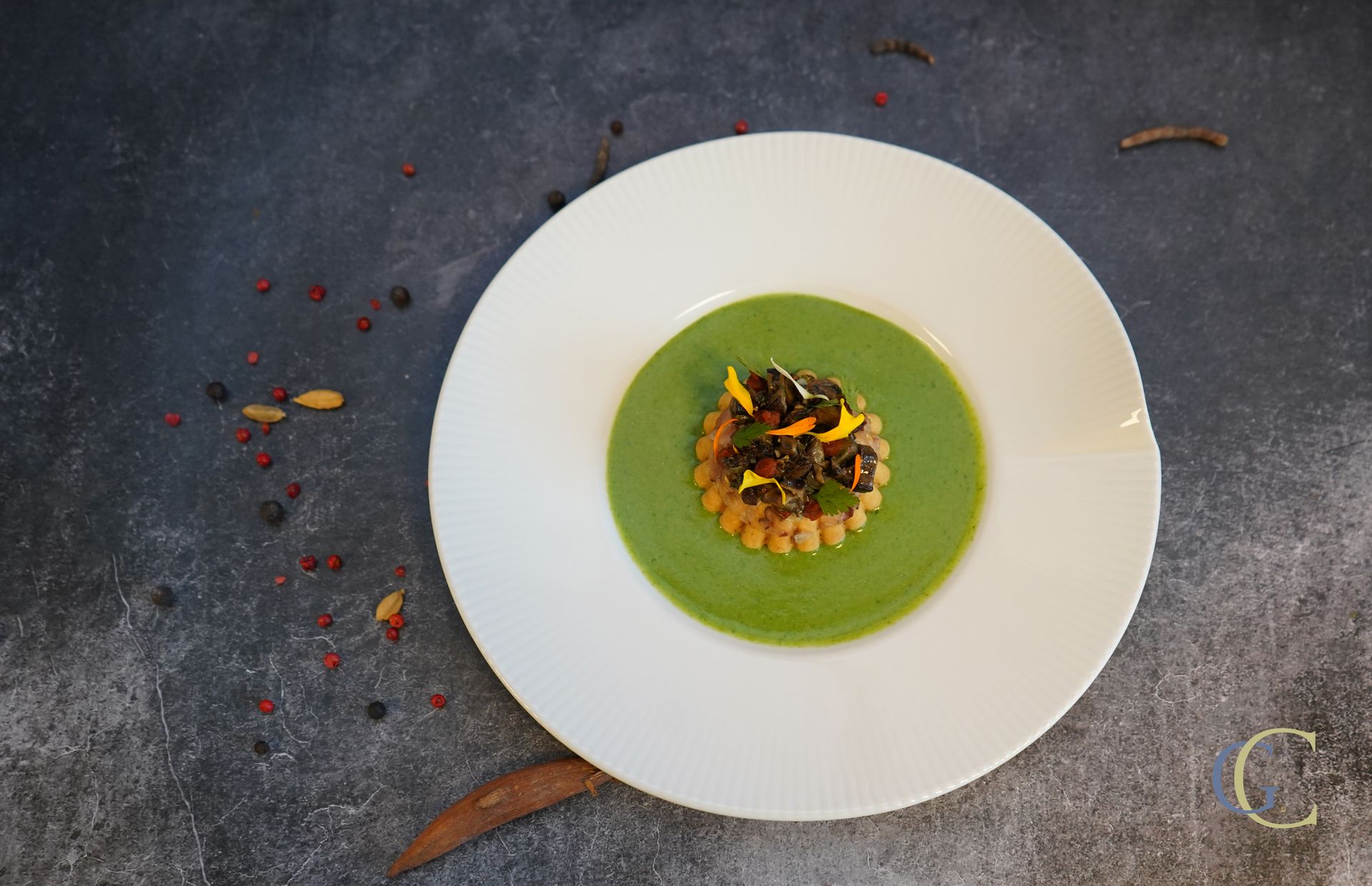 Escargot à la Charentaise comme une tartelette, voile de pied de cochon