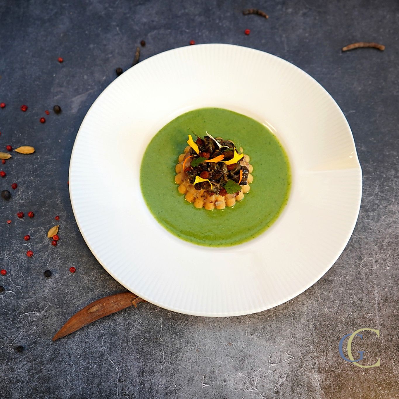 Escargot à la Charentaise comme une tartelette, voile de pied de cochon Escargot à la Charentaise comme une tartelette, voile de pied de cochon